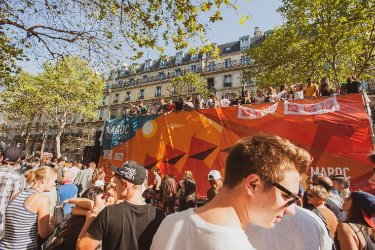 The float moving through the boulevard, crowd along both sides